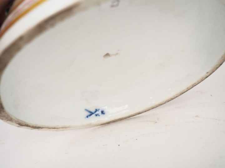 Groupe XIXème en porcelaine polychrome de Saxe figurant un divinité ai