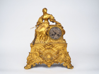 Vente aux enchères Pendule Restauration en bronze doré à décor de rinceaux feuillagés et 