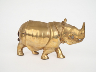 Vente aux enchères Sujet en bronze"Rhinocéros". Dim. 10,5 x 19 x 7 cm.