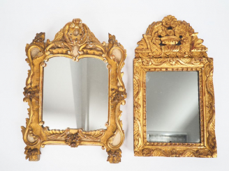 Vente aux enchères 2 différents miroirs XIXème en bois sculpté et doré à décor feuillagé.