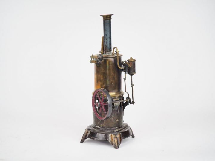 Machine à vapeur en tôle, laiton et verre. H. 29 cm.