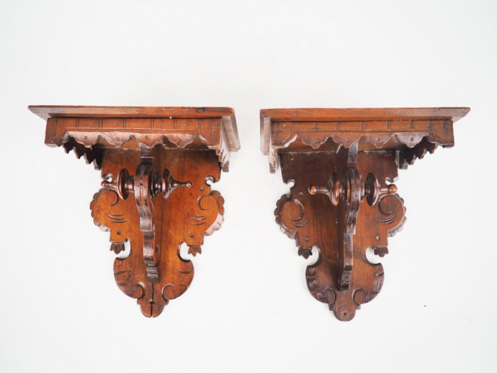 Paire de consoles d'appliques en bois sculpté et tourné. Dim. 20 x 18 
