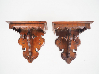 Vente aux enchères Paire de consoles d'appliques en bois sculpté et tourné. Dim. 20 x 18 