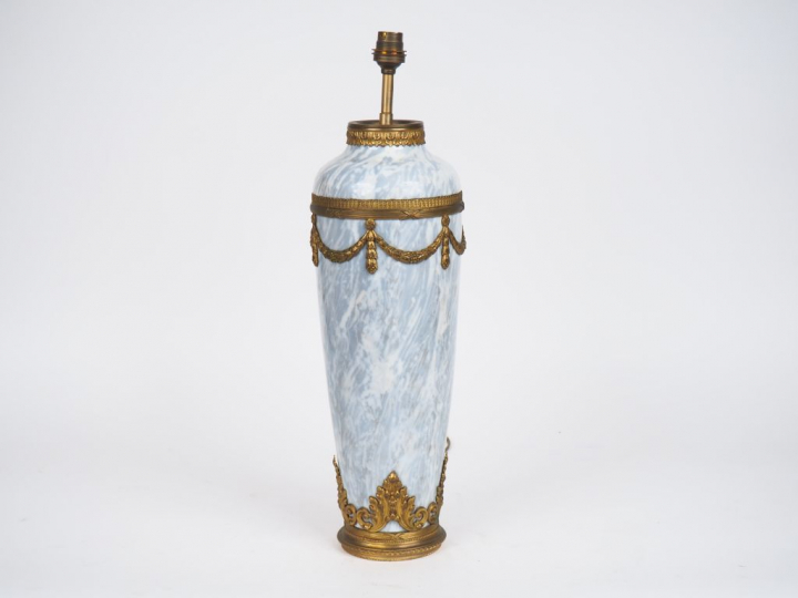Vase monté en lampe en porcelaine de Limoges à l'imitation du marbre, 