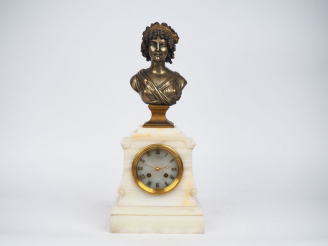 Vente aux enchères Pendule borne Napoléon III en onyx et bronze, le cadran surmonté d'une