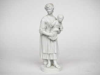 Vente aux enchères Sujet en porcelaine, "jeune mère italienne et son enfant". H. 26,5 cm.
