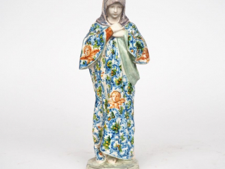 Vente aux enchères Sujet 1900 en faïence polychrome, "Mater Amabilis". H. 29 cm.