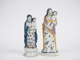 Vente aux enchères  2 différentes Vierge à l'enfant en faïence polychrome. H. 29 cm. H. 2