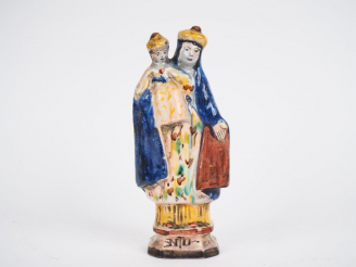 Vente aux enchères Sujet en faïence polychrome, "vierge à l'enfant". Marque sous la base.