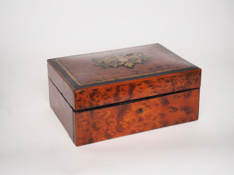 Vente aux enchères Coffret Napoléon III en marqueterie Boulle. Dim. 10,5 x 24 x 17 cm. (S