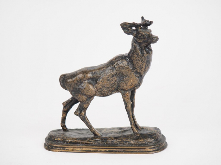 Pierre Jules MENE. "Le cerf". Sujet en bronze à patine médaille. Signé