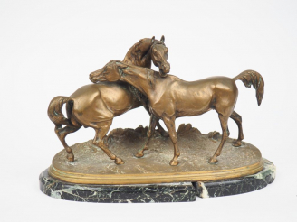 Vente aux enchères Pierre Jules MENE. "l'Accolade". Groupe en bronze sur un socle en marb