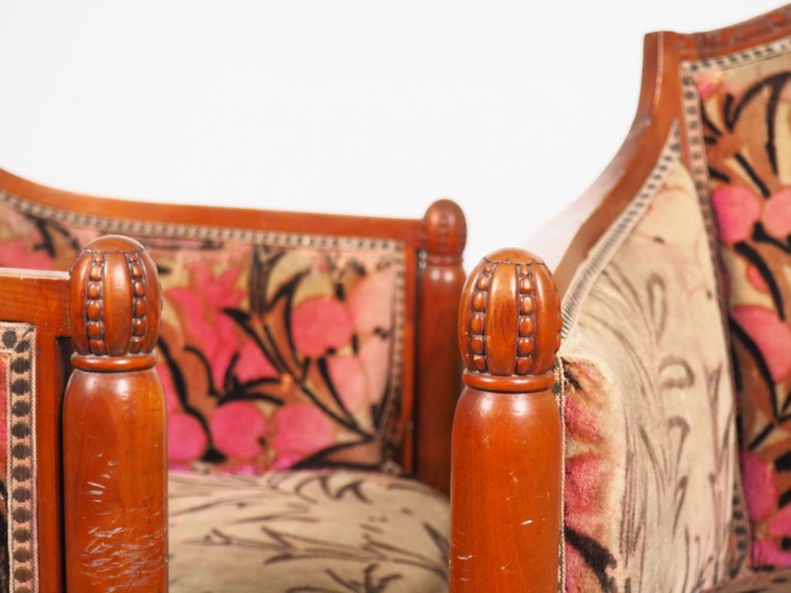 Paire de bergères Art Déco en bois naturel mouluré et sculpté, à décor
