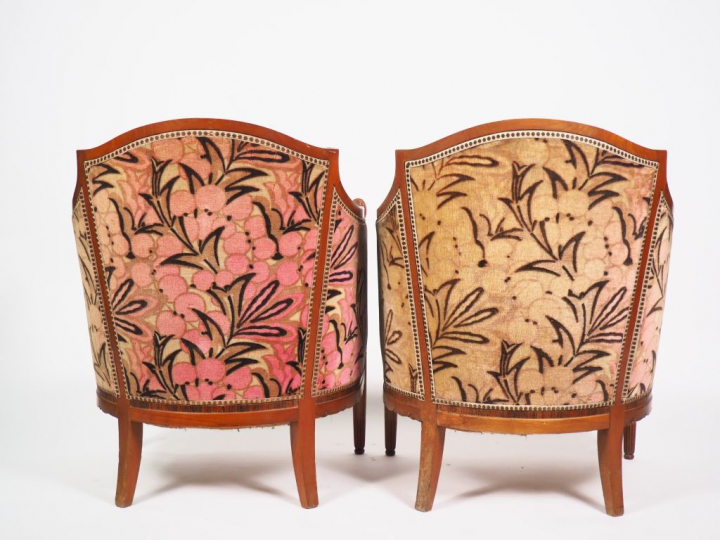 Paire de bergères Art Déco en bois naturel mouluré et sculpté, à décor