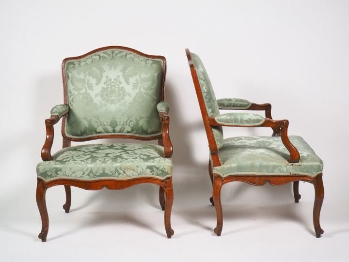 Salon Louis XV en noyer mouluré et sculpté, garniture de soierie à déc