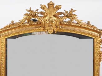 Vente aux enchères Grande glace fin XIXème de style Louis XVI en bois mouluré, sculpté et