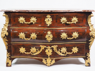 Vente aux enchères Commode Louis XV en marqueterie et frisage de bois de violette ouvrant