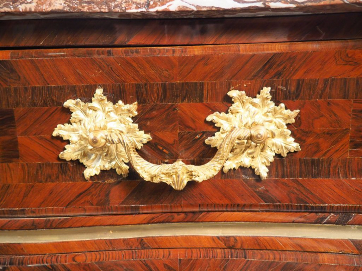 Commode Louis XV en marqueterie et frisage de bois de violette ouvrant