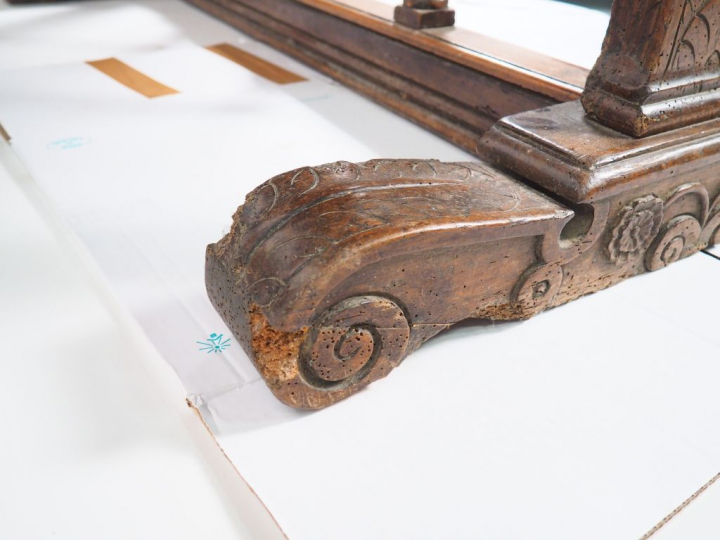Table italienne de style Haute-Epoque en noyer mouluré et sculpté, pié