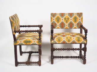 Vente aux enchères Paire de fauteuils à bras Louis XIII en noyer tourné, extrémités des a