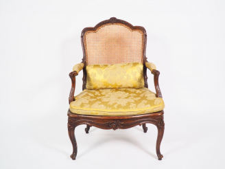 Vente aux enchères Nicolas CRESSON.  Fauteuil à la Reine Louis XV en noyer mouluré et scu