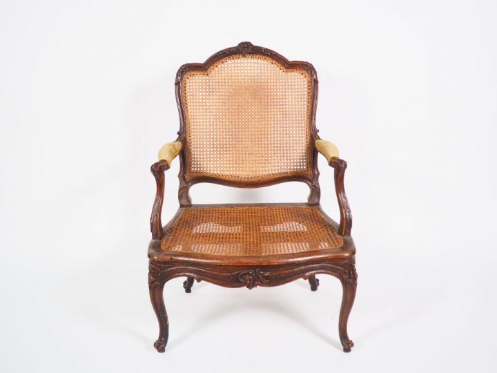 Nicolas CRESSON.  Fauteuil à la Reine Louis XV en noyer mouluré et scu