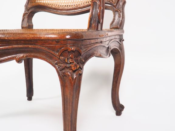 Nicolas CRESSON.  Fauteuil à la Reine Louis XV en noyer mouluré et scu