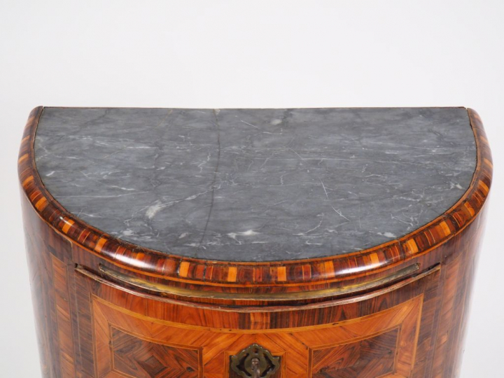 Commode demi-lune italienne XVIIIème en frisage et marqueterie à décor