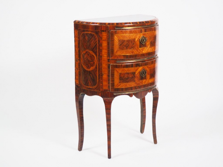 Commode demi-lune italienne XVIIIème en frisage et marqueterie à décor