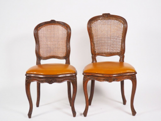 Vente aux enchères Deux chaises cannées Louis XV en bois naturel mouluré et sculpté, assi