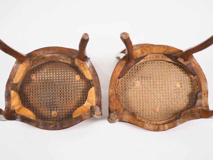 Deux chaises cannées Louis XV en bois naturel mouluré et sculpté, assi