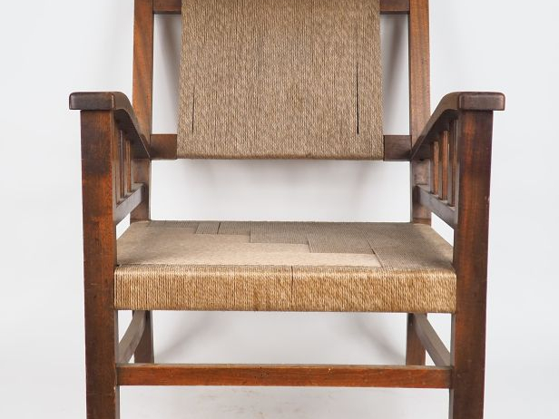 Paire de fauteuils en bois naturel et cordage à décor de motifs géomét