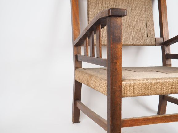 Paire de fauteuils en bois naturel et cordage à décor de motifs géomét