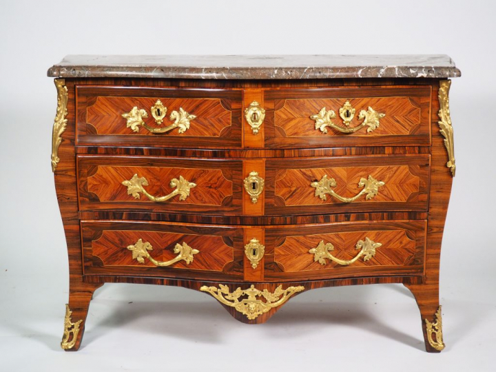 	Commode Louis XV en frisage et marqueterie, ornementation de bronze d