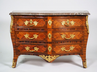 Vente aux enchères 	Commode Louis XV en frisage et marqueterie, ornementation de bronze d