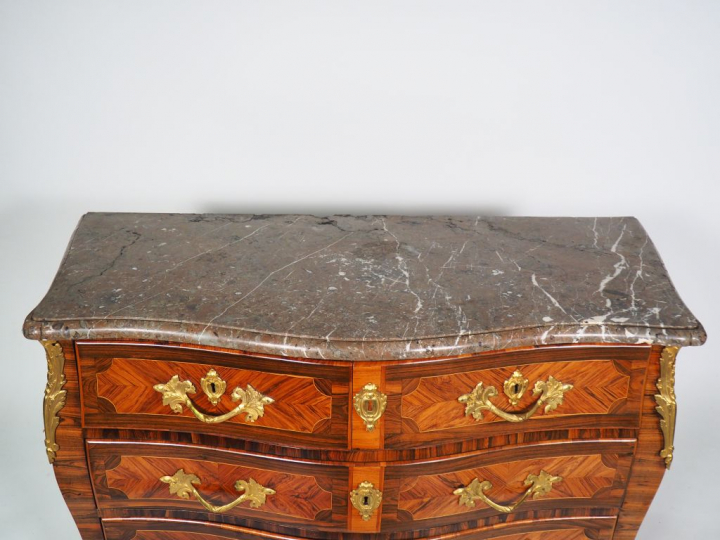 	Commode Louis XV en frisage et marqueterie, ornementation de bronze d