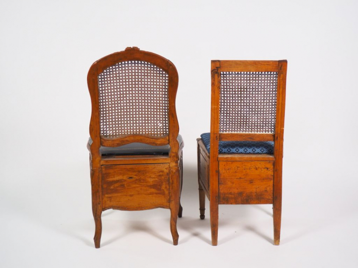 Chaise de commodité Louis XV en bois naturel mouluré et sculpté, dossi