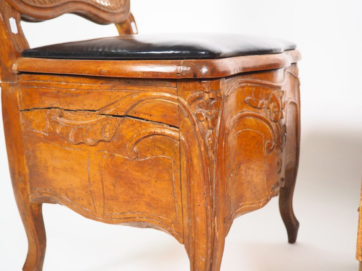 Chaise de commodité Louis XV en bois naturel mouluré et sculpté, dossi