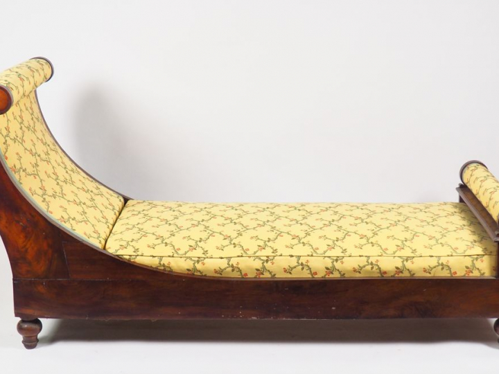 Méridienne Empire en acajou et placage d'acajou, garniture de tissu à 