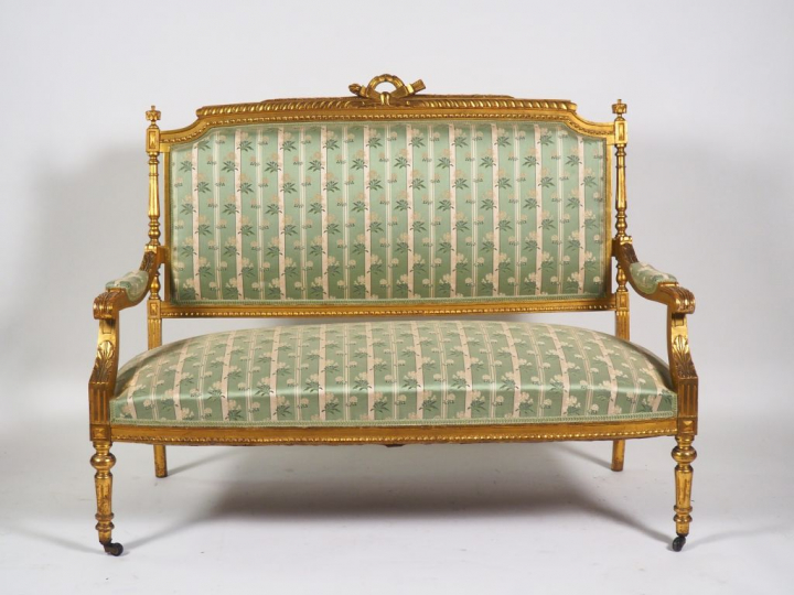 Salon Napoléon III de style Louis XVI en bois doré mouluré et sculpté,
