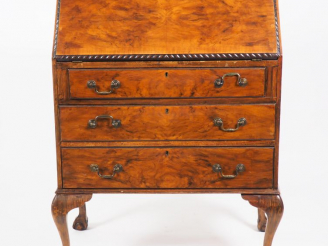 Vente aux enchères Bureau scriban anglais XIXème en placage de ronce de noyer, ouvrant à 