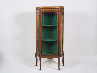 Vente aux enchères Vitrine Napoléon III de style Transition en acajou, ornementation de b