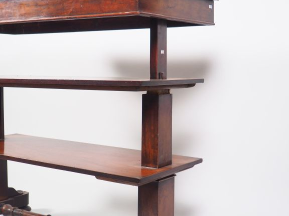 Console XIXème en acajou et placage d'acajou, à trois plateaux escamot