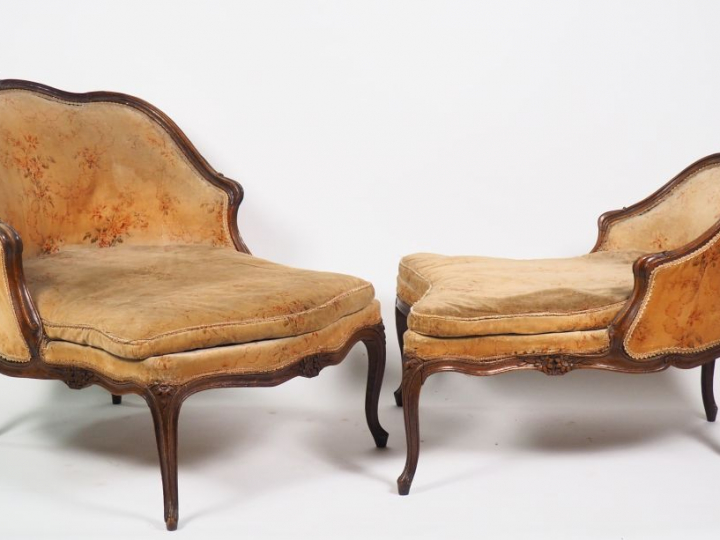 Duchesse brisée Louis XV en bois naturel mouluré et sculpté à décor de