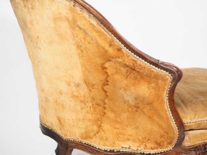 Duchesse brisée Louis XV en bois naturel mouluré et sculpté à décor de