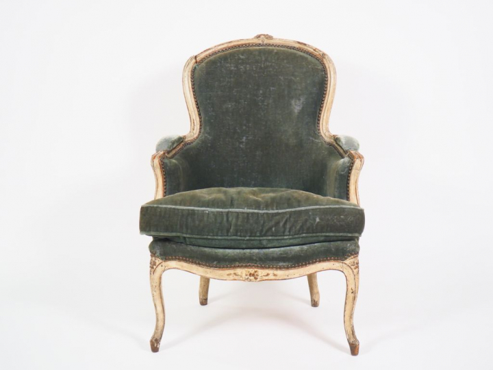Bergère Louis XV en bois mouluré, sculpté et laqué blanc.  Garniture d
