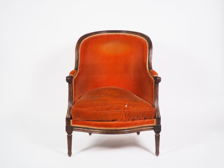 Bergère Louis XVI en noyer mouluré et sculpté, pieds cannelés, garnitu