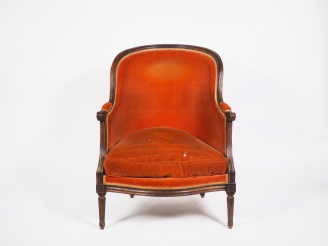 Vente aux enchères Bergère Louis XVI en noyer mouluré et sculpté, pieds cannelés, garnitu