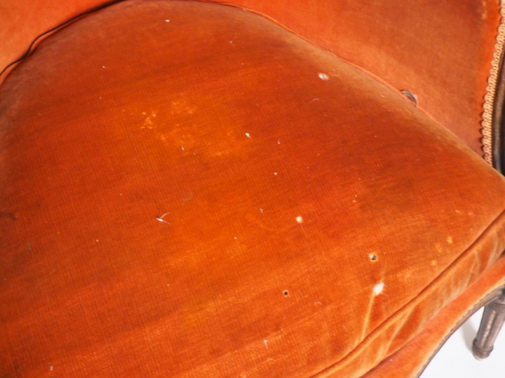 Bergère Louis XVI en noyer mouluré et sculpté, pieds cannelés, garnitu