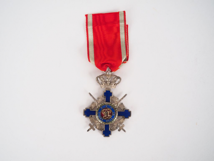 Croix de chevalier de l’ordre royal roumain de l’étoile à titre civil.